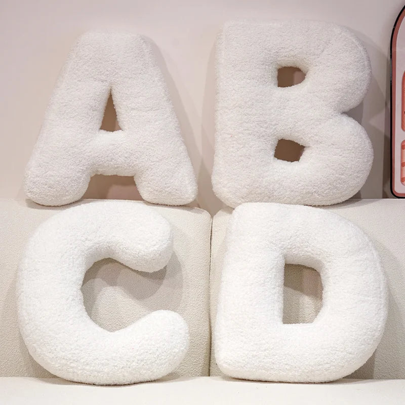 Coussin en peluche en forme de lettre de l'alphabet