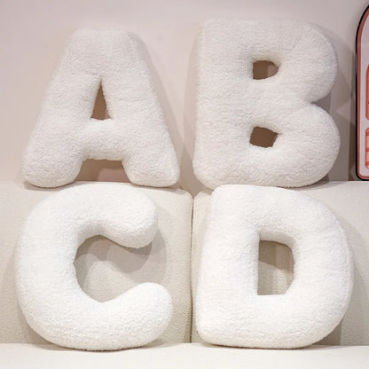 Coussin en peluche en forme de lettre de l'alphabet